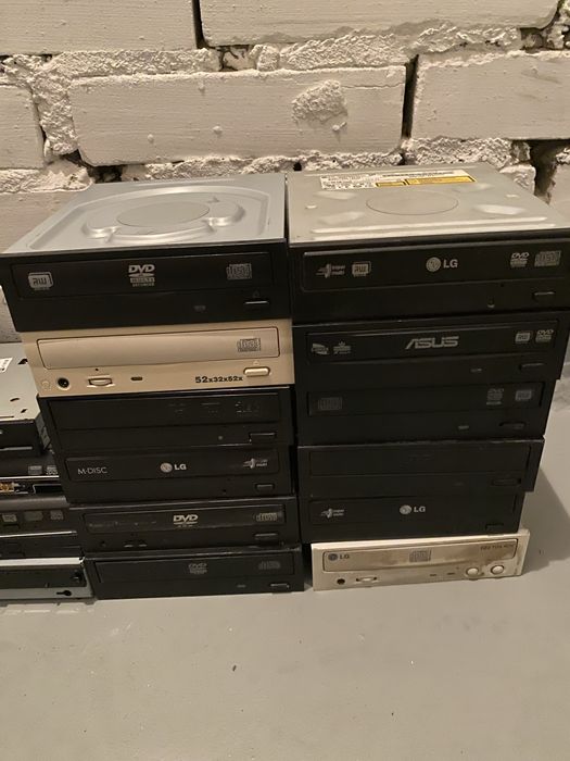 Złom elektroniczny napędy dvd twarde dyski komputerowe