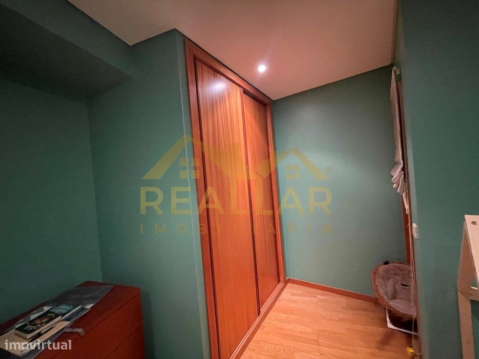 Apartamento T2 Mobilado com Box de Estacionamento em Localização Pr...