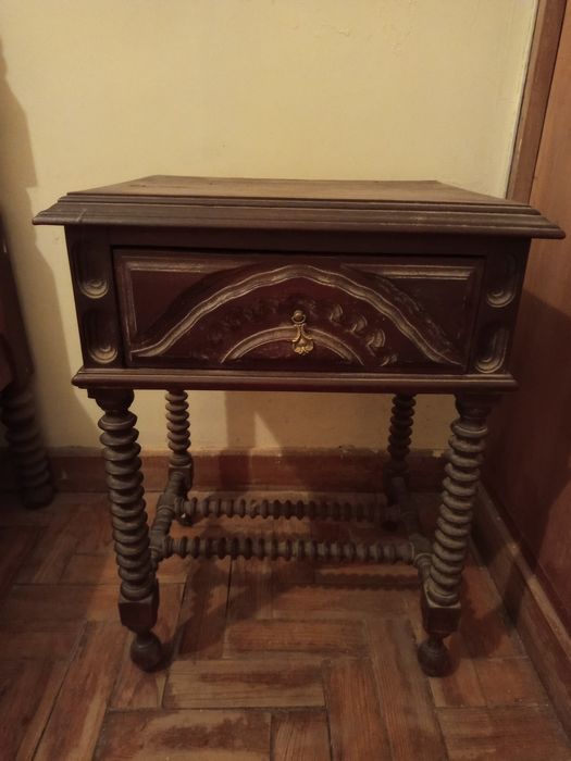 Estrutura de cama e mesas de cabeceira