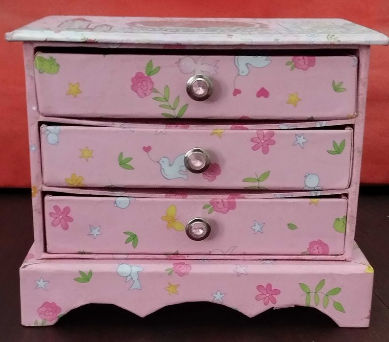 Cómoda de casa de bonecas, brinquedo de menina.