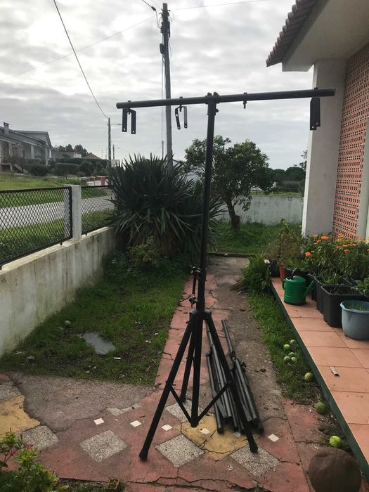 Tripés para colunas de som, 3 a venda e um para colocar luzes etc.