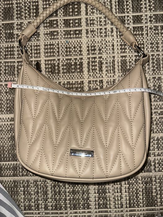 Сумка у трендовому бежевому кольорі