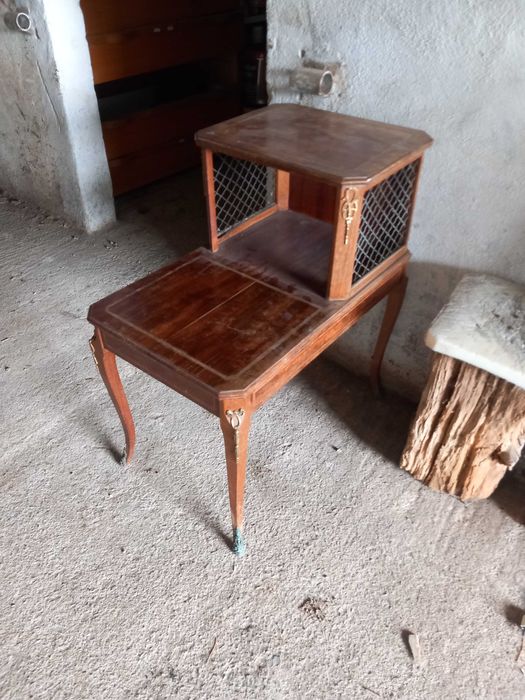 Mesa Luís XV, pernas cabriolé, rede latão, sec XIX