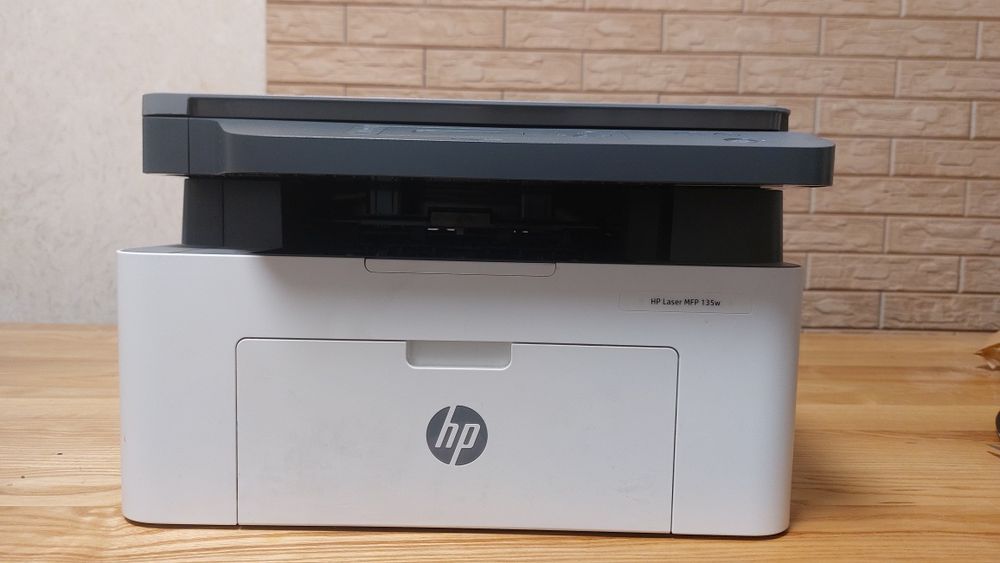 Многофункциональный монохромный лазерный принтер HP Laser MFP 135w.