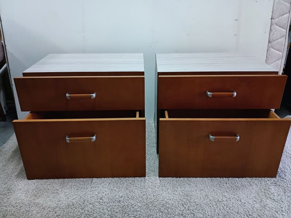 Par de mesinhas de cabeceira / camiseiro, medidas:60/42cm/50cm altura.