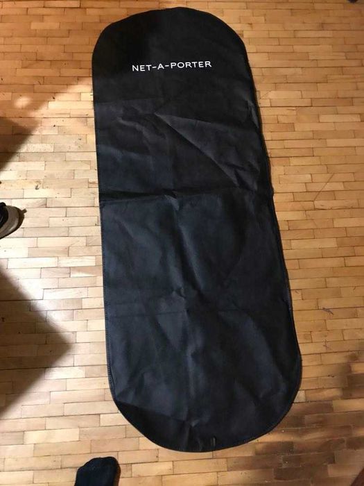 Pokrowiec na odzież firmy NET-A-PORTER