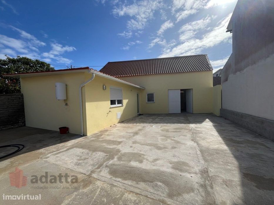 Moradia Com Cozinha Equipada. Tem Logradouro E Loja Coberta. Para A...