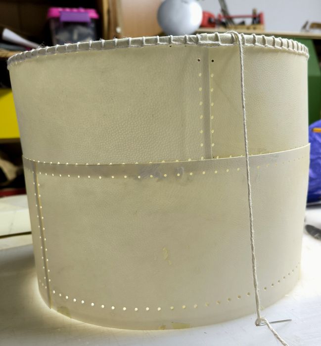 Candeeiro com abajur em pele pergaminho