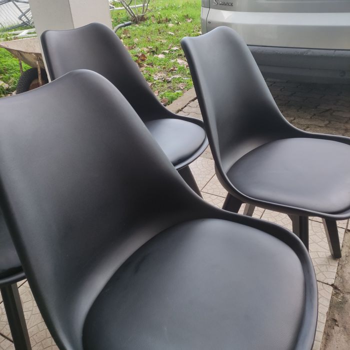 Cadeiras  pretas cozinha ou sala