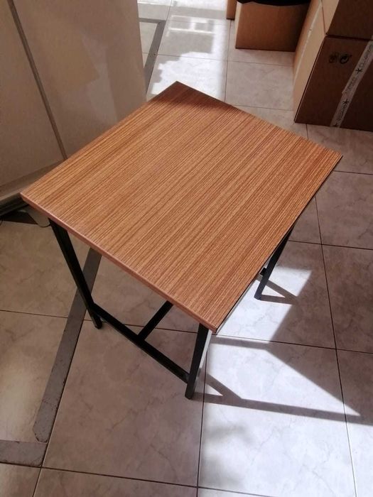 Mesa de apoio com estrutura em metal e tampo em fórmica