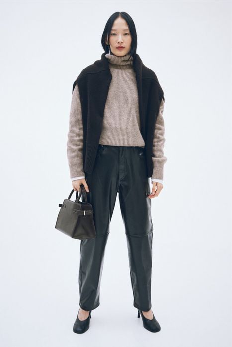 Кремовий джемпер з ребристим коміром