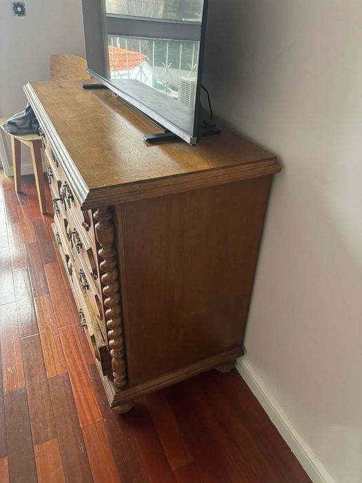 Comoda e Mesa de Cabeceira Madeira e entalhada (Otimo pra projeto DIY)