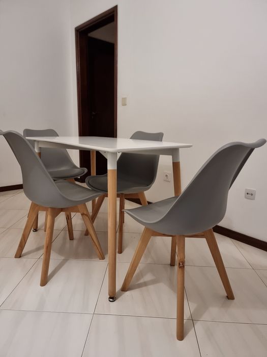 Conjunto de mesa de jantar + 4 cadeiras em excelente estado