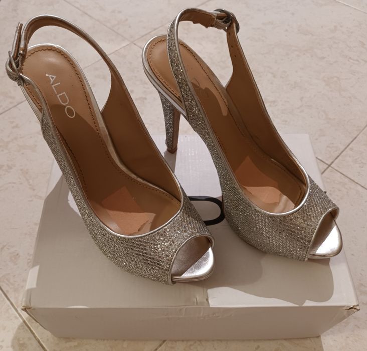 Maravilhosos sapatos de salto alto prateados - Aldo
