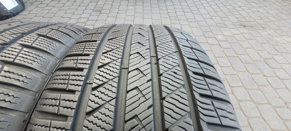 245 /40  R  20   Vredestein