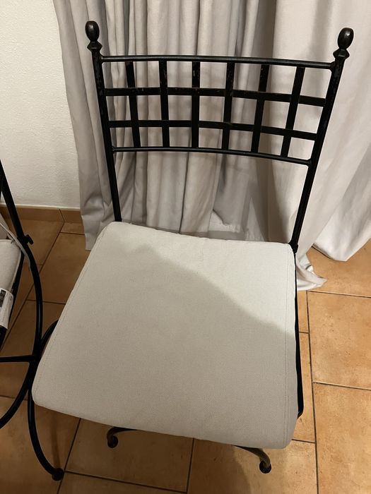 Cadeiras em ferro vendo 6 estao em otimo estado. Cadeiras resistentes.