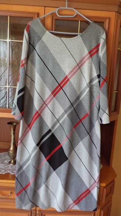 Dzianinowa w romby sukienka 48/50