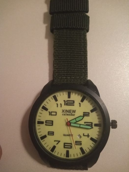 Zegarek kwarcowy z datownikiem.