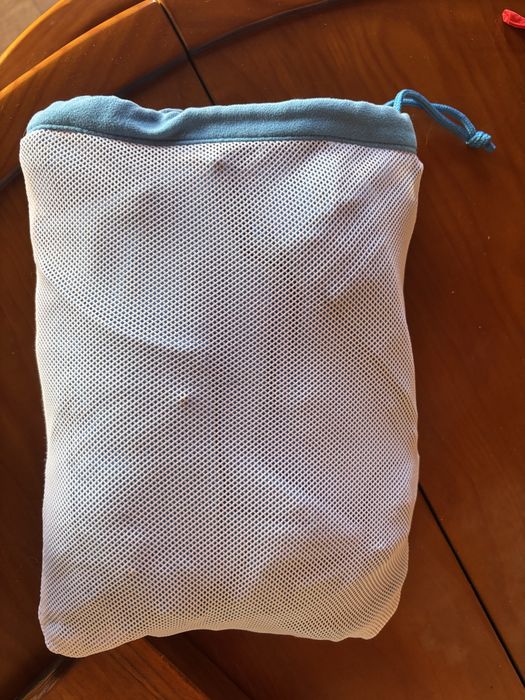 Roupão de natação de criança compacto com capuz em microfibra.