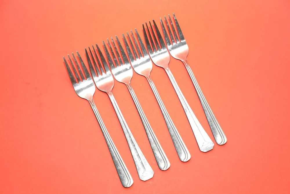 Вилки, ножи, чайные ложки, столовые ложки.