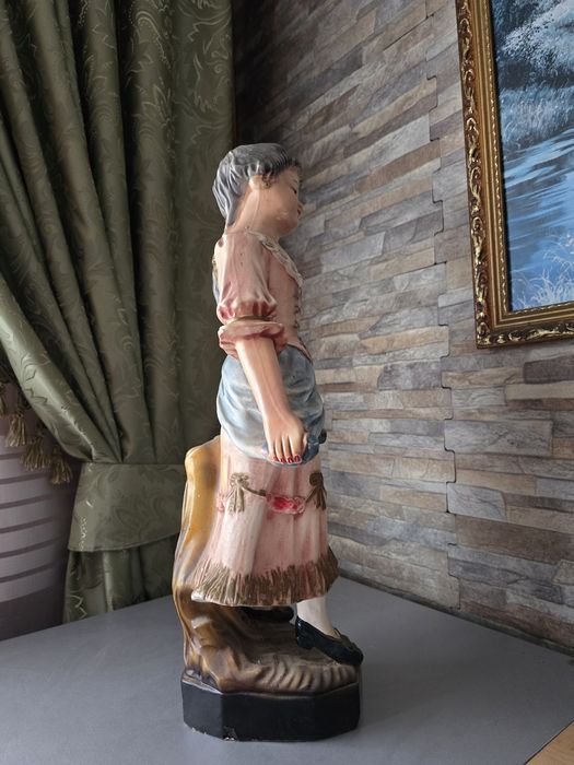 Estatua em porcelana antiga