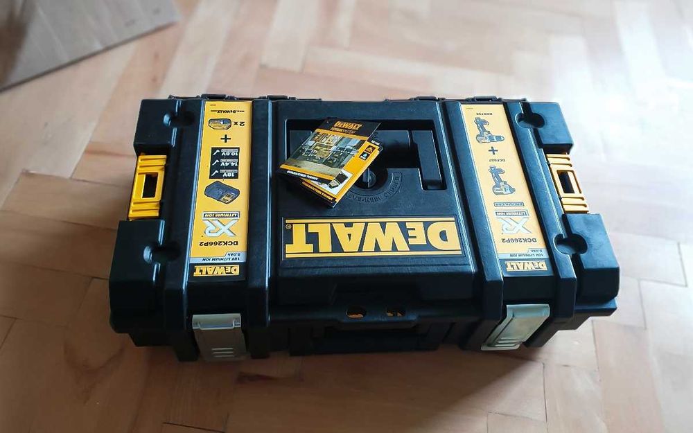 DEWALT Wytrzymała Oryginalna Skrzynia z sytemem TOUGHSYSTEM