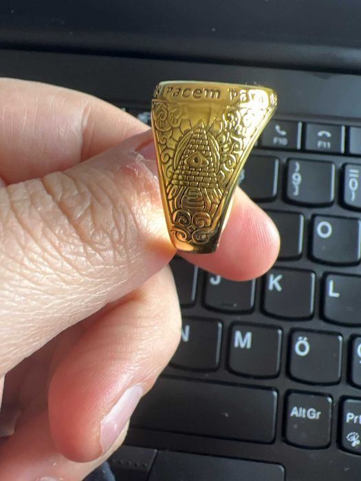 Pierścień sygnet iluminati.