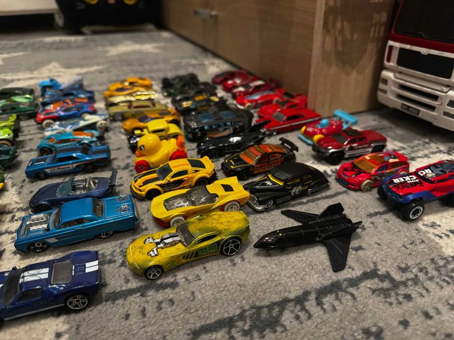80 samochodzików aut hot weels