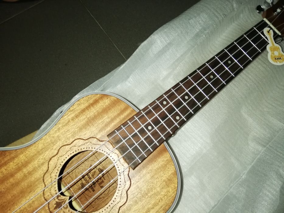 Ukulele tenor elétrico