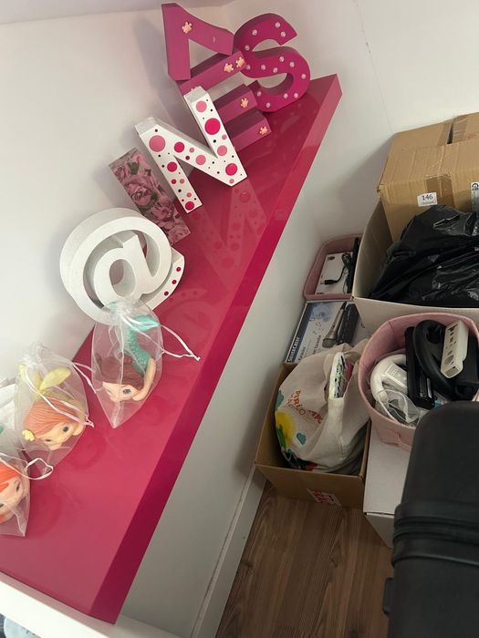 secretária como nova e resistente