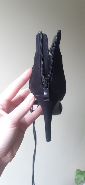 Czarne wiązane sandałki na obcasie