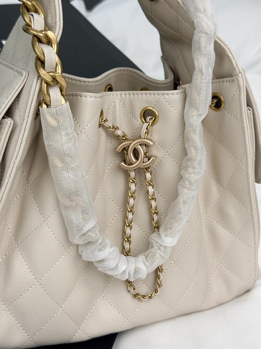 Сумка Chanel 25 Small Handbag in Cream Caviar Leather with Gold Hardware
