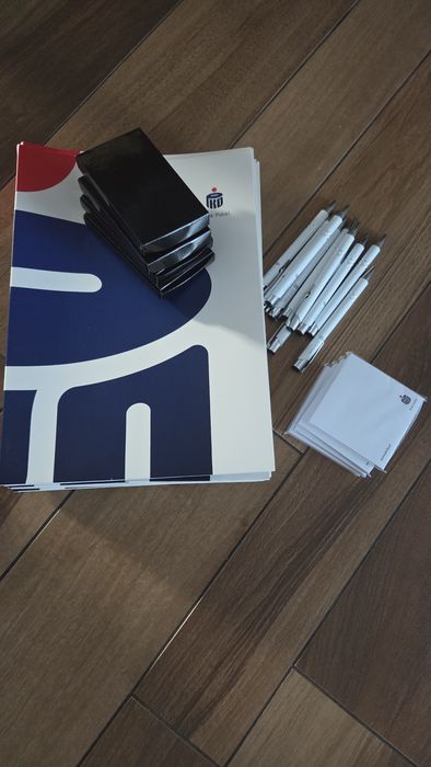Gadżety PKO BP teczki notesy dlugopisy breloki