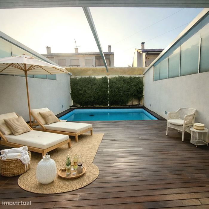 Moradia Geminada T4/T5 · 240 m² · 3 Pisos · Piscina · Garagem