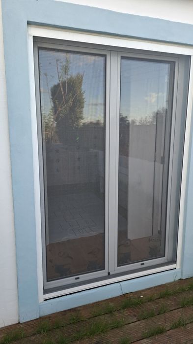 Caixilharia branca vidro duplo com 1 ano de uso