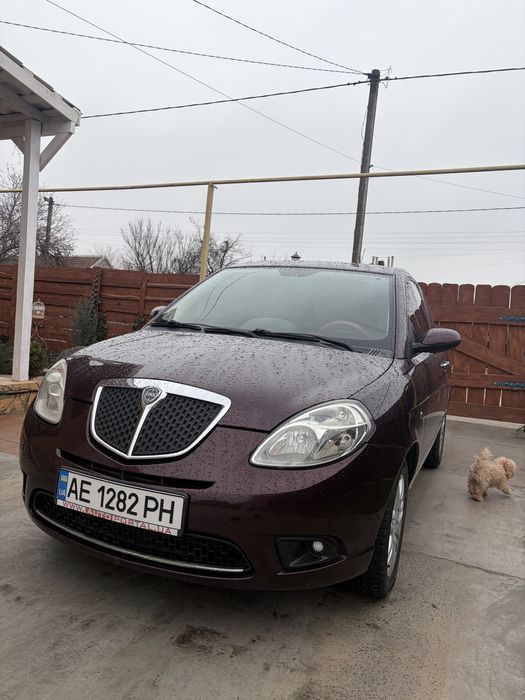 Машина Lancia ypcilon женская