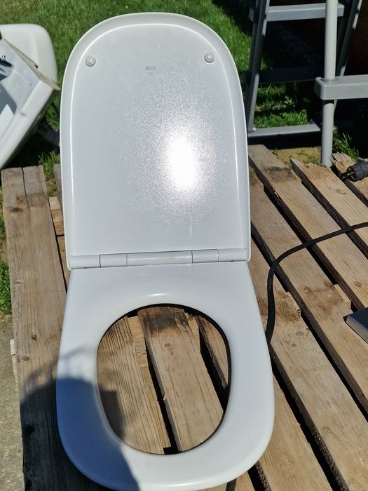 Miska WC podwieszana z sedesem marki ROCA