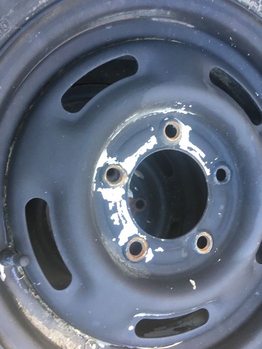 Jantes R15 com pneus.