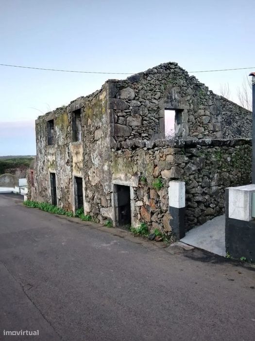 Ruina para reabilitar na ilha Graciosa