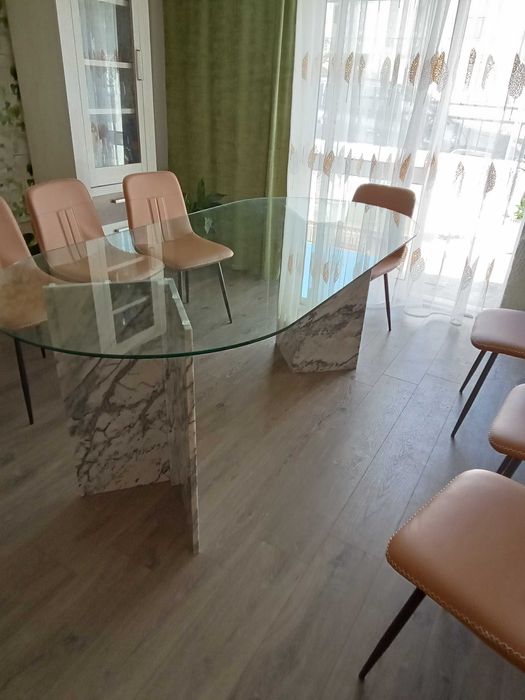 Mesa de jantar em vidro com suporte em mármore