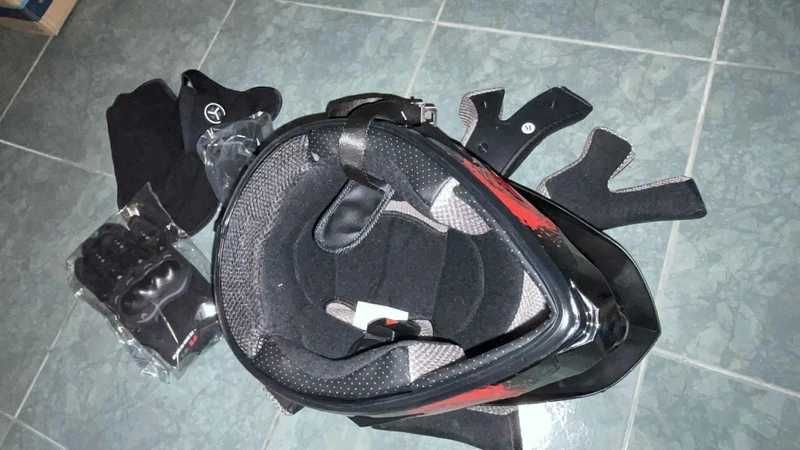 kask motocrossowy z akcesoriami