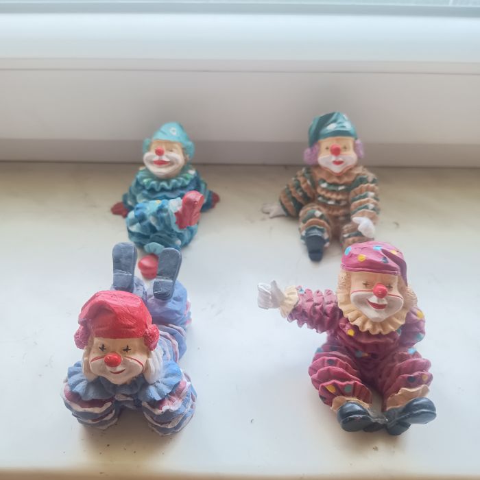 Figurki klaunów.