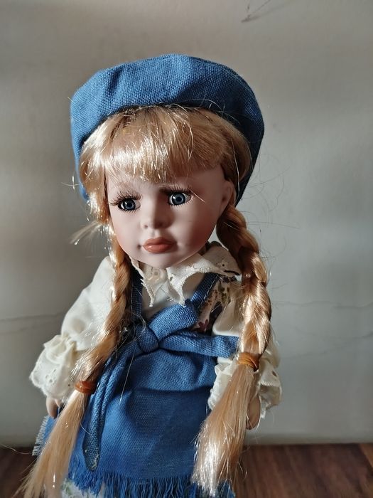 Boneca de loiça com suporte