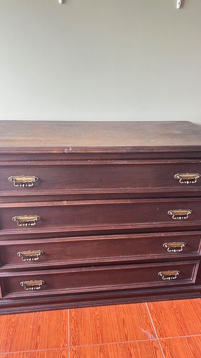 Cama casal e cômoda