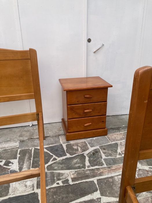 Conjunto Duas Camas e Duas Mesas de Cabeceira