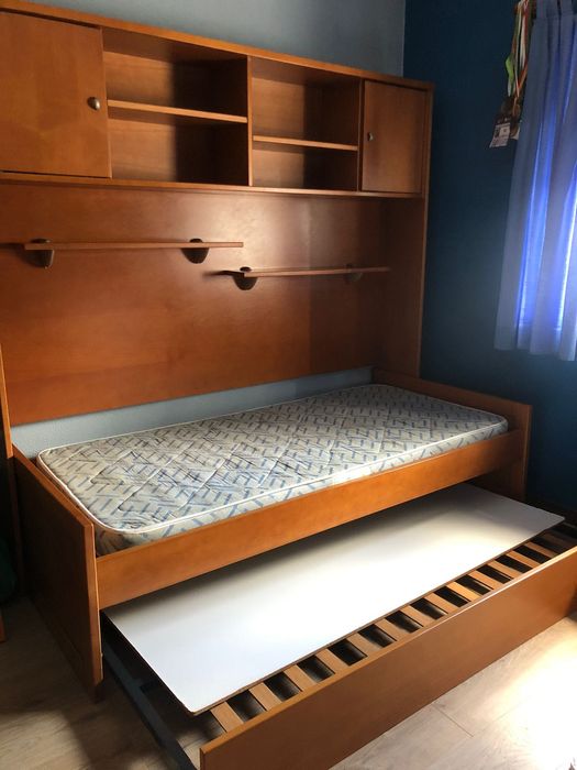 Cama com estante em cerejeira