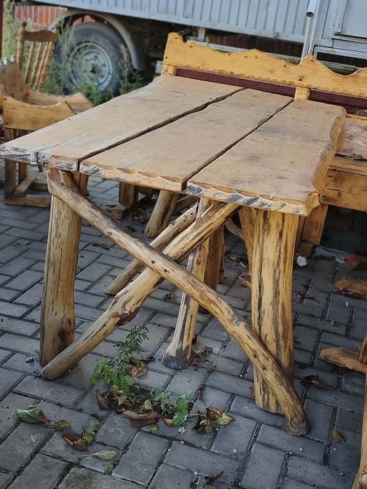 Solidny stół biesiadny