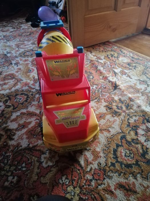 Машинка-гігант бетономішалка.Warder