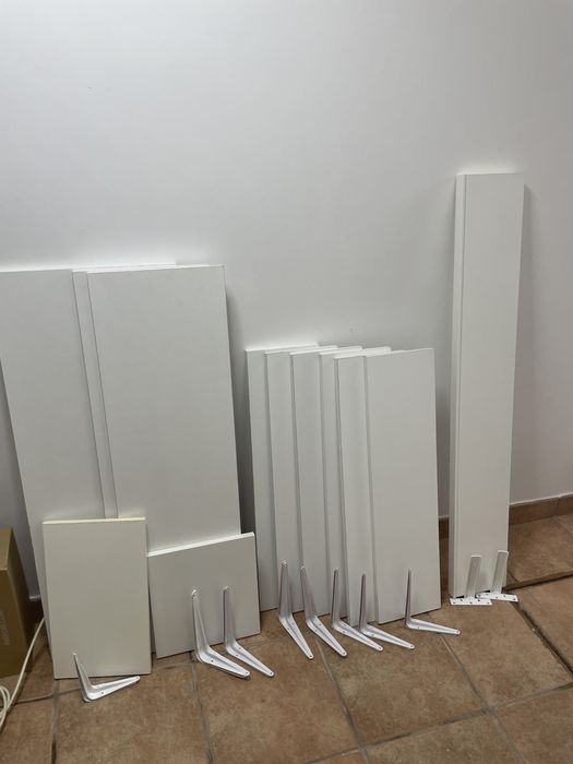 Várias prateleiras brancas Ikea e mesa faia  ikea