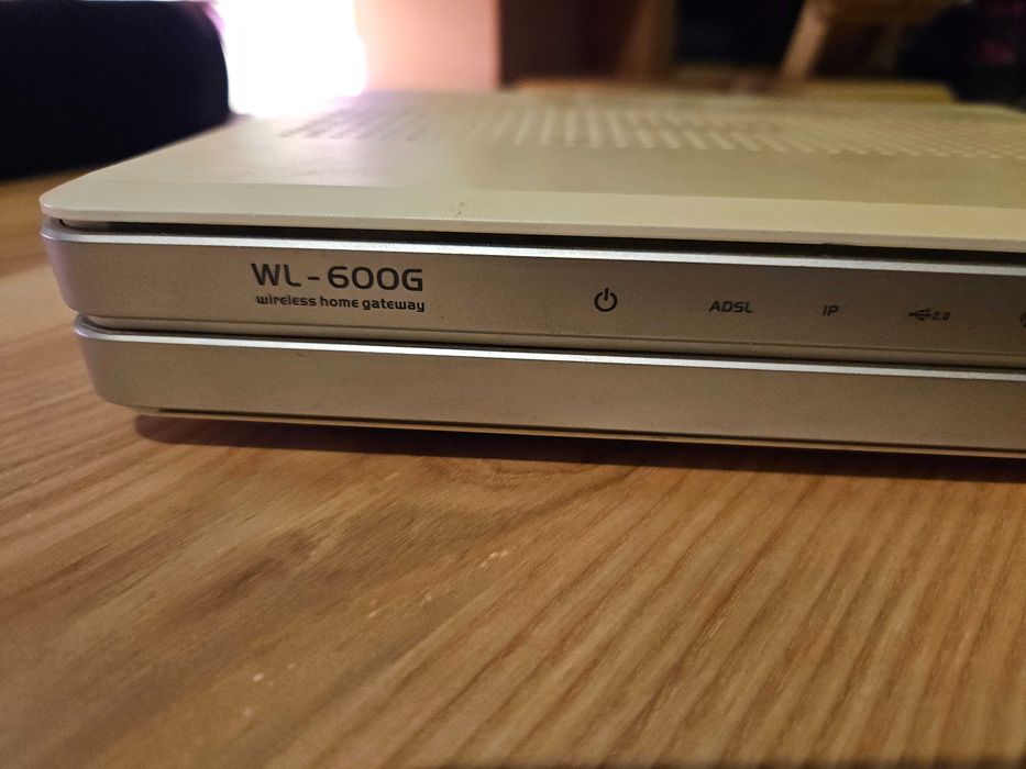 Router ASUS WL-600g WiFi 802.11b/g 54Mb/s ADSL ADSL2+ RJ-11